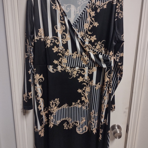 Long Sleeve Maxi Dress with Beautiful Design - Picture 3 of 4